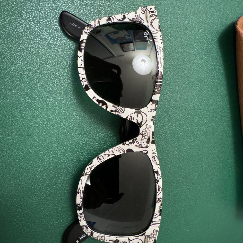 Ray-Ban Wayfarer Comics Rare Prints sunglasses